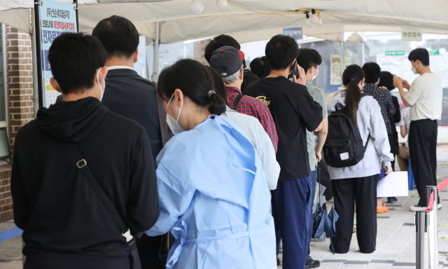 지난달 30일 오전 시민들이 서울 마포구 보건소 선별진료소에서 코로나19 검사를 위해 차례를 기다리고 있다. 연합뉴스