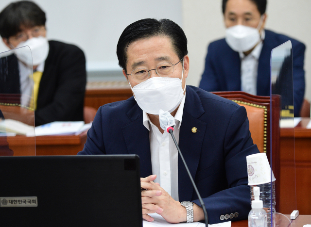 국회 교육위 이태규 국민의힘 간사가 지난달 24일 국회에서 열린 교육위원회 전체회의에서 발언을 하고 있다. 연합뉴스