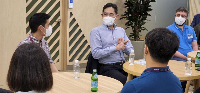 이재용 삼성전자 부회장이 19일 경기도 화성시 소재 삼성전자 화성캠퍼스를 방문해 임직원들과 간담회 하고 있다. 연합뉴스