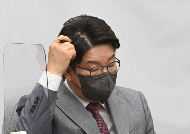 국민의힘 권성동 원내대표가 1일 국회에서 열린 원내대책회의에서 생각에 잠겨 있다. 연합뉴스