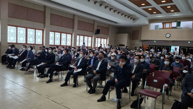 대구시의 통합신공항 주민 설명회에 참석한 경북 군위군민들이 황선필 대구시 신공항건설과장의 통합신공항 기본계획에 대한 설명을 듣고 있다. 이희대 기자.