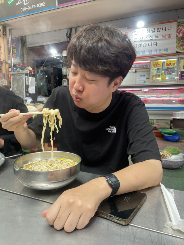 국민의힘 이준석 전 대표가 30일 오후 대구 동구 방촌시장을 찾아 칼국수를 먹고 있다. 연합뉴스