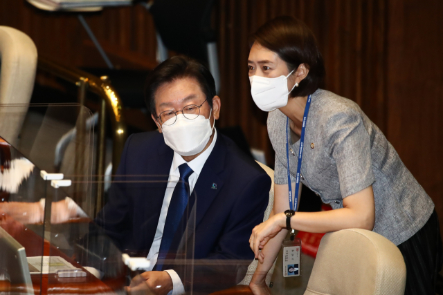더불어민주당 이재명 대표(오른쪽)와 고민정 최고위원이 1일 국회에서 열린 본회의에서 대화를 나누고 있다. 연합뉴스