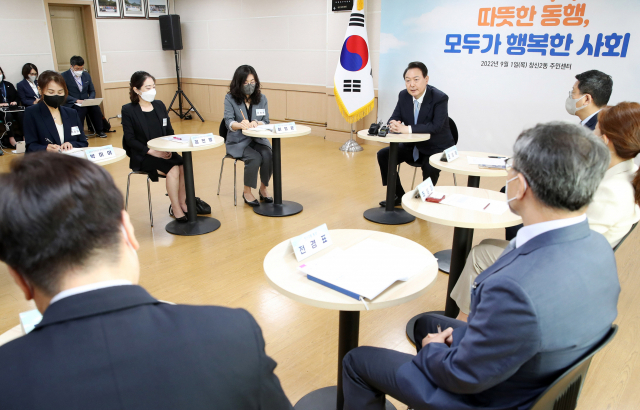 윤석열 대통령이 1일 서울 종로구 창신2동 주민센터에서 열린 위기가구 발굴 체계 강화를 위한 현장 간담회에서 발언을 하고 있다. 연합뉴스