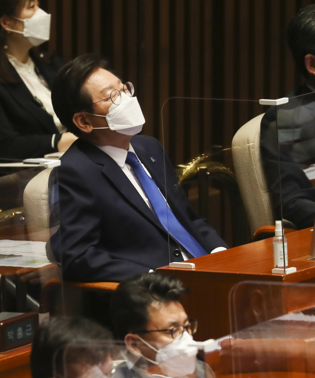 더불어민주당 이재명 대표가 1일 오후 국회 본회의장에서 열린 제400회 국회(정기회) 1차 본회의에 참석해 있다. 연합뉴스