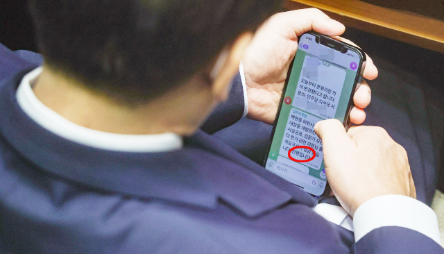 더불어민주당 이재명 대표가 1일 서울 여의도 국회에서 열린 본회의에서 김현지 보좌관(전 경기도청 비서관)에게 