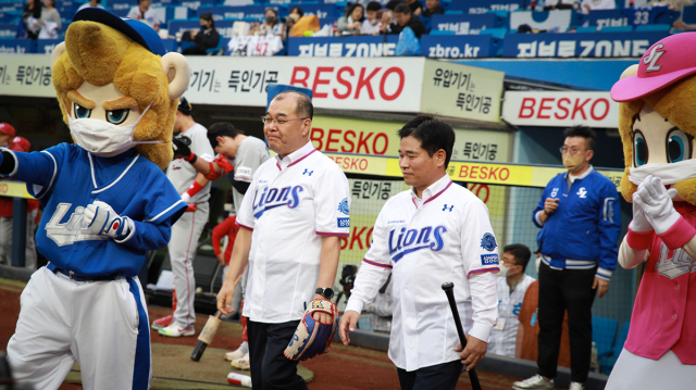 홍원화(왼쪽) 경북대 총장과 박순진 대구대 총장이 각각 시구와 시타를 하기 위해 입장하는 장면. 대구대 제공