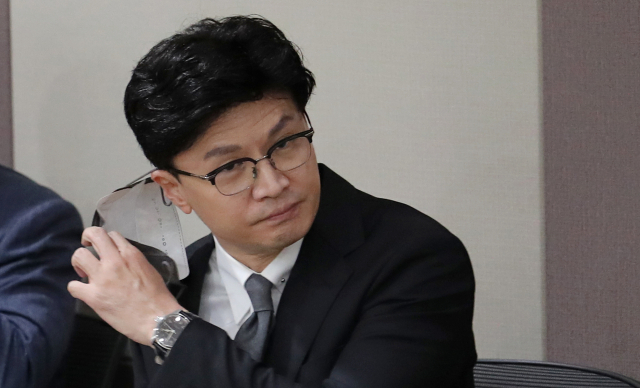 한동훈 법무부 장관이 31일 오후 정부과천청사 법무부에서 론스타 국제투자분쟁(ISDS) 사건 판정 관련 브리핑을 위해 마스크를 벗고 있다. 연합뉴스