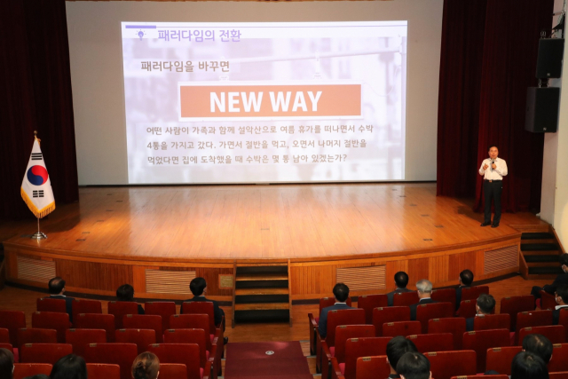 지난 1일 민선 8기 첫 정례조회에서 권기창 안동시장이 연단에 올라 자신이 직접 만든 PPT로 