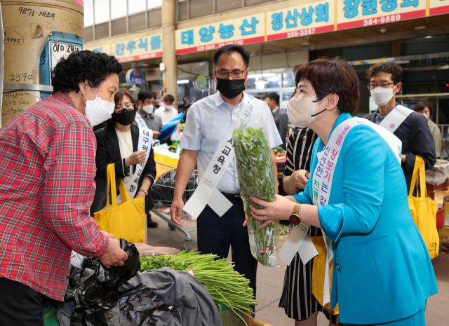 강은희 대구교육감이 지난 1일 오후 3시 팔달신시장을 방문해 추석 맞이 장을 보고 있다. 대구시교육청 제공