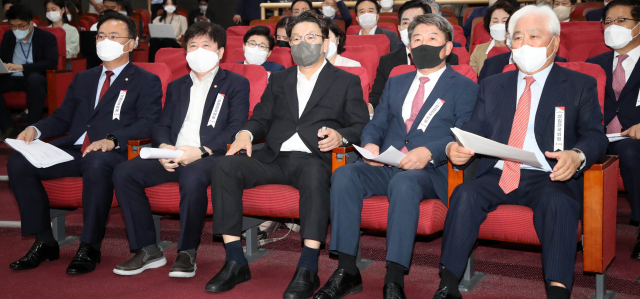 국민의힘 권성동 원내대표가 당헌·당규 개정안 의결을 위해 2일 오전 국회 의원회관에서 열린 제6차 상임전국위원회에 참석해 있다. 연합뉴스