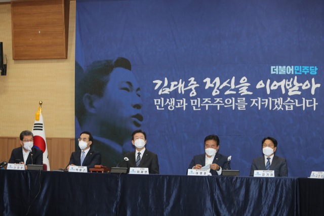 더불어민주당 이재명 대표가 2일 오전 광주 서구 치평동 김대중컨벤션센터에서 열린 최고위원회의에 참석해 있다. 연합뉴스