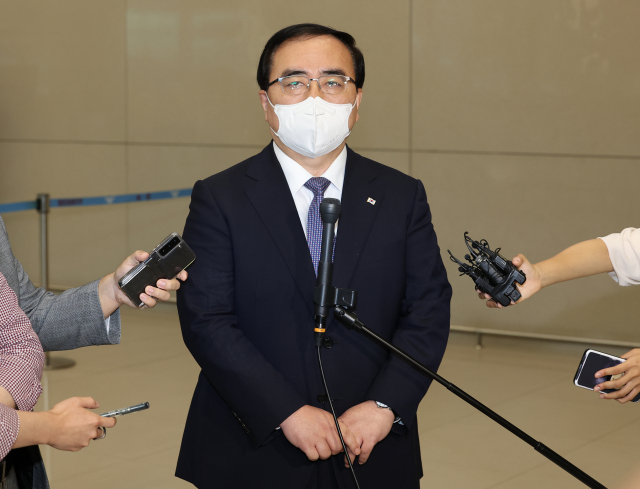 김성한 대통령실 국가안보실장이 미국 하와이에서 열린 한미일 안보수장 회동을 마치고 2일 오후 인천국제공항 제2여객터미널을 통해 귀국한 뒤 취재진 질문에 답하고 있다. 연합뉴스