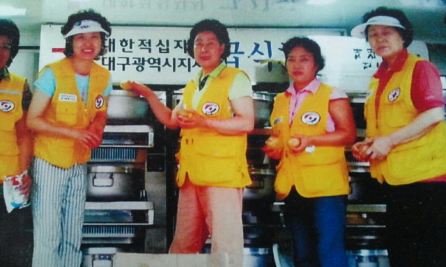 고 문영란 전 적십자 수성구지구협의회장이 생전에 활동하던 모습. 적십자 수성구지구협의회 제공.