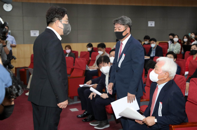 국민의힘 권성동 원내대표가 당헌·당규 개정안 의결을 위해 2일 오전 국회 의원회관에서 열린 제6차 상임전국위원회에서 참석자들과 인사를 나누고 있다. 연합뉴스