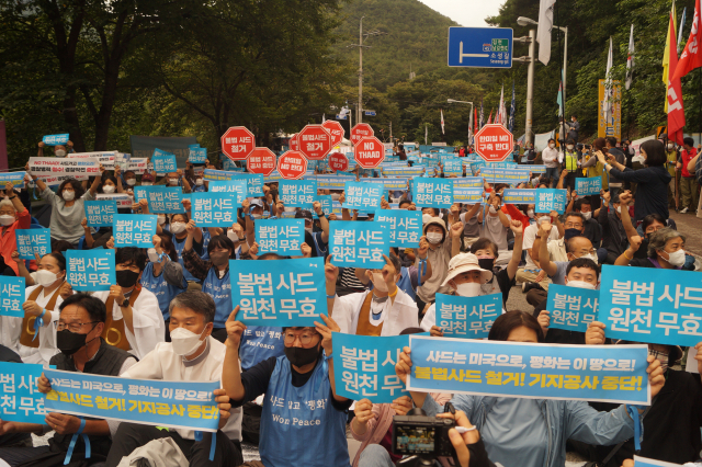 3일 경북 성주 사드 철회 성주대책위와 기지 주변 주민, 원불교 등 750여명이 참가한 가운데 사드 기지 부근 진밭교 일대에서 사드 철거와 기지 공사 중단 등을 요구하는 대규모 집회가 열리고 있다. 전병용 기자