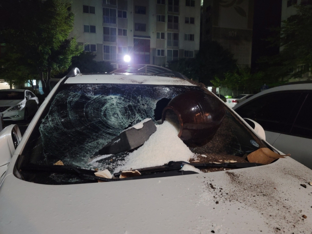 3일 대구 달성군 가창면 한 아파트에서 창밖으로 내던진 항아리에 파손된 차량. 연합뉴스