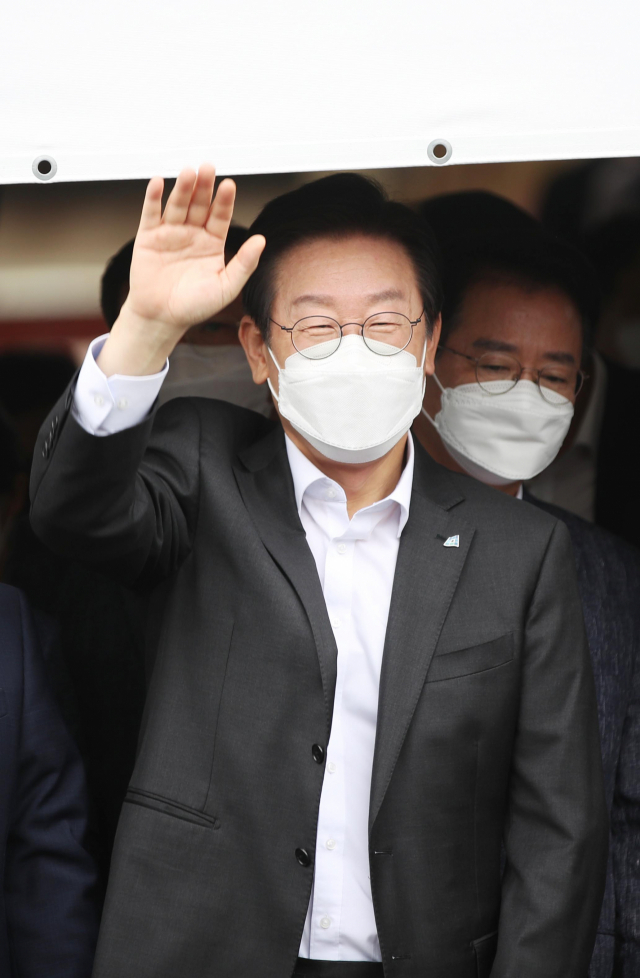 더불어민주당 이재명 대표가 2일 오후 광주 서구 양동시장을 방문해 상인들과 인사하고 있다. 연합뉴스