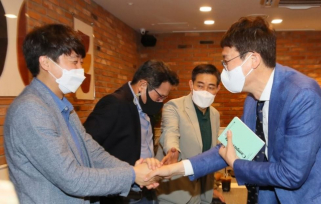지난해 5월 22일 국민의힘 당 대표 선거 당시 김웅 초선 의원(오른쪽)과 이준석 전 대표가 22일 서울 여의도 정치카페 