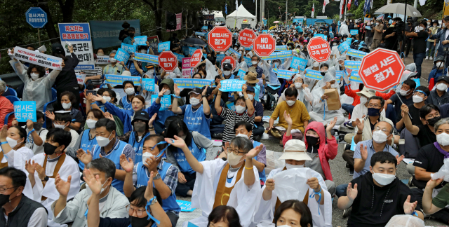 성주 사드 철회 성주대책위와 주민, 원불교 관계자 등 750여명이 사드 기지 부근 진밭교 일대에서 사드 철거, 기지 공사 중단 등을 요구하는 대규모 집회를 열고 있다. 매일신문 DB