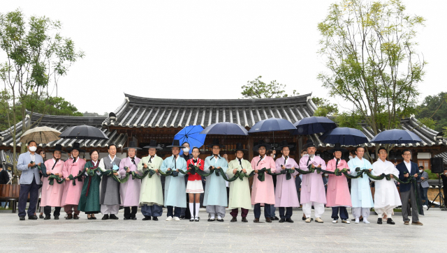 역대 영주시장 모두가 참석한 가운데 개장식 퍼포먼스(인견 매듭 풀기)가 펼쳐지고 있다. 영주시 제공
