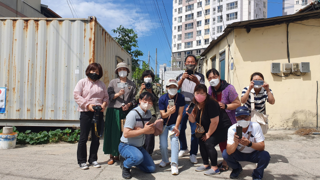 경북 상주시에 있는 대한디지털교육협회와 주민들이 계림동 도시재생사업 주민공모사업인 아카이빙 작업을 함께 진행하고 있다. 고도현 기자
