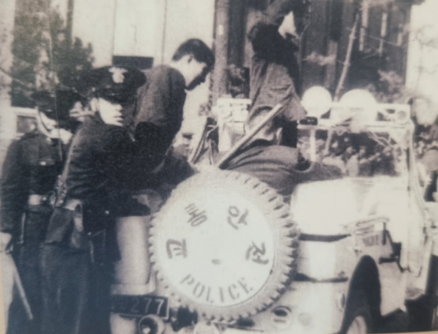 1960년 2·28 시위 때 경북도지사 관사 앞에서 한 경북고 학생이 경찰차에 끌려가고 있는 모습. 대구시교육청 제공