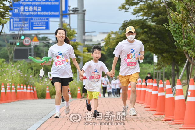 4일 경북도청 신도시 일원에서 열린 경북도교육청 키즈런 대회에 참석한 가족 참가자들이 두 손을 꼭 잡고 웃으며 달리고 있다. 경북교육청 제공