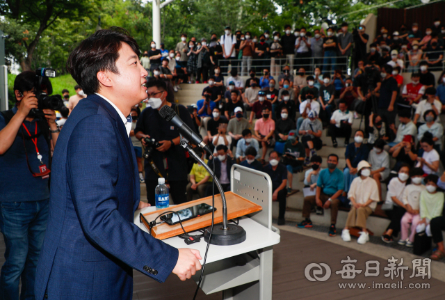 이준석 전 국민의힘 대표가 지난 9월 4일 대구 중구 김광석길 야외 콘서트홀에서 기자회견을 갖고 현안에 대한 입장을 밝히고 있다. 우태욱 기자 woo@imaeil.com
