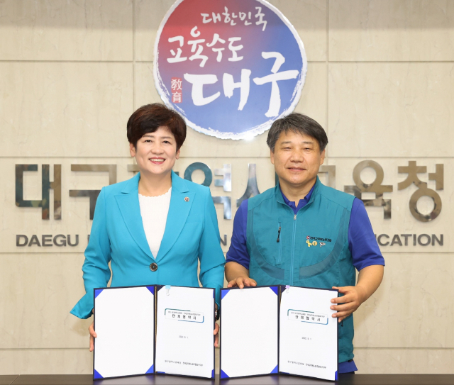 지난 1일 오후 5시 대구시교육청 여민실에서 전국교직원노동조합(전교조) 대구지부와 시교육청은 2015 단체협약 체결식을 진행했다. 사진은 (왼쪽부터) 강은희 대구교육감과 임성무 전교조 대구지부장. 전교조 대구지부 제공