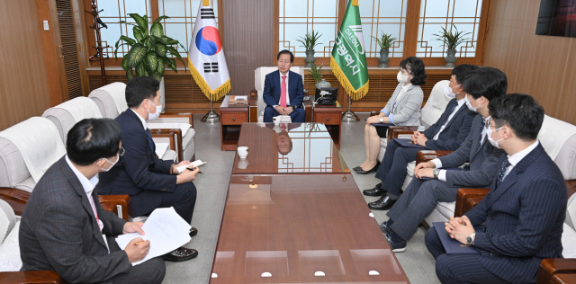 대구시가 변호사, 회계사, 노무사, 교수 등으로 구성된 감사위원 5명을 위촉했다. 대구시 제공