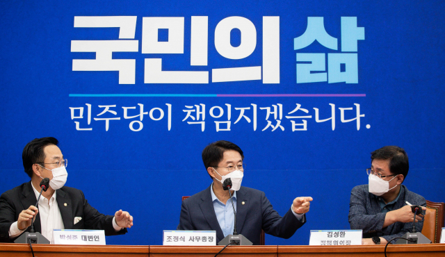더불어민주당 조정식 사무총장이 4일 서울 여의도 국회에서 열린 기자간담회에서 참석자들과 이야기를 나누고 있다. 왼쪽부터 박성준 대변인, 조 사무총장, 김성환 정책위의장. 연합뉴스