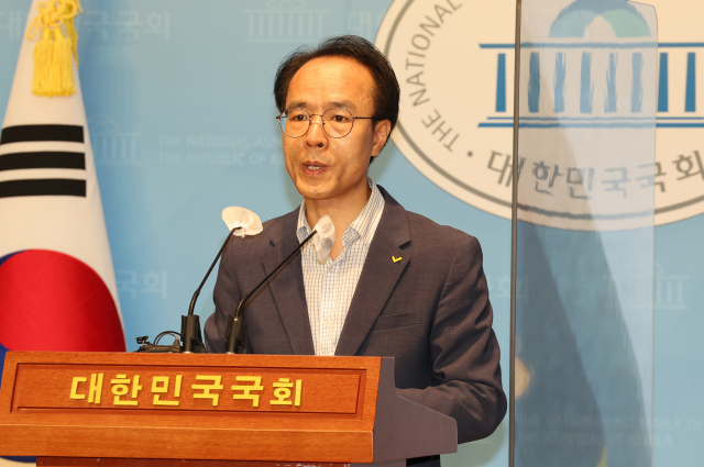 정의당 이동영 수석대변인이 4일 국회 소통관에서 비례대표 국회의원 사퇴 권고 여부를 묻는 권고안의 당원총투표 결과를 발표하고 있다. 이날 정의당 홈페이지를 통해 발표한 데 따르면 