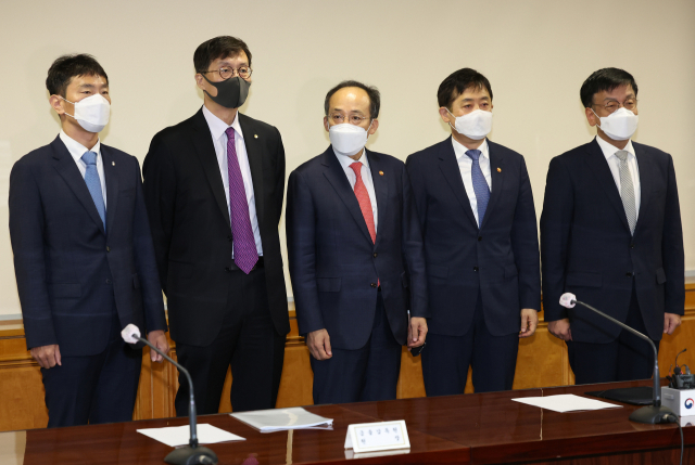 5일 오전 중구 은행회관에서 열리는 비상 거시경제 금융회의에 참석한 이복현 금융감독원장(왼쪽부터)과 이창용 한국은행 총재, 추경호 경제부총리 겸 기획재정부 장관, 김주현 금융위원장, 최상목 대통령실 경제수석이 사작에 앞서 사진 촬영을 하고 있다. 연합뉴스