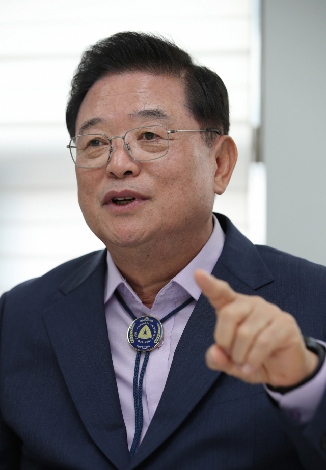 국가균형발전위원장으로 위촉된 우동기 대구가톨릭대 총장이 5일 매일신문사 회의실에서 인터뷰를 하고 있다. 김영진 기자 kyjmaeil@imaeil.com