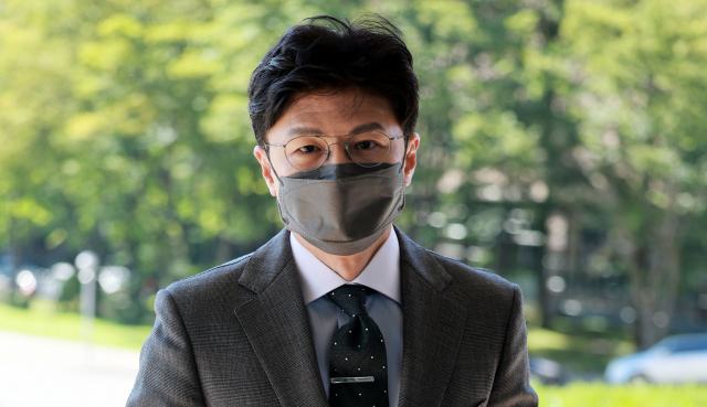 한동훈 법무부 장관이 2일 오전 경기 과천시 정부과천청사로 출근하고 있다. 연합뉴스