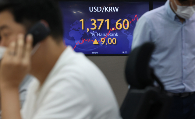 5일 오전 서울 중구 하나은행 딜링룸 전광판에 실시간 원/달러 환율이 표시돼 있다. 이날 원/달러 환율은 13년 5개월 만에 처음으로 장중 1,370원을 돌파했다. 연합뉴스