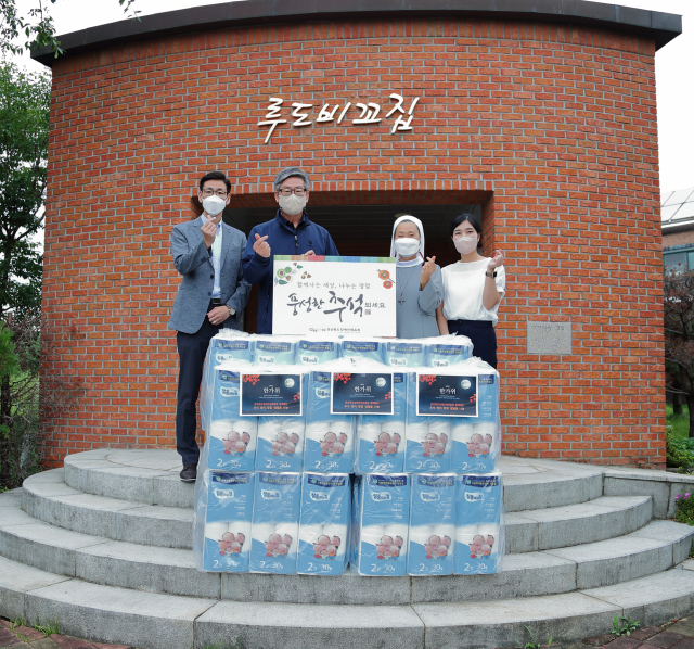 경북장애인체육회가 5일 경산시 성모자애원 루도비꼬집을 방문해 추석 맞이 후원물품을 전달했다. 경북장애인체육회 제공