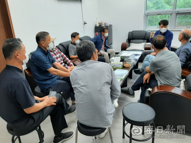 경산소각장 주변 주민들이 주민지원금 횡령사건이 발생하자 지난달 5일 경산시환경시설사업소를 방문해 관계자로부터 사건 경위와 대책 등에 대해 묻고 있다. 매일신문DB