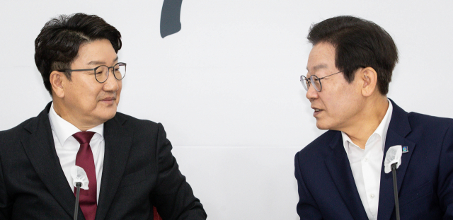 더불어민주당 이재명 대표가 지난 8월 31일 오전 국회 국민의힘 원내대표실을 예방, 권성동 원내대표와 면담하고 있다. 연합뉴스