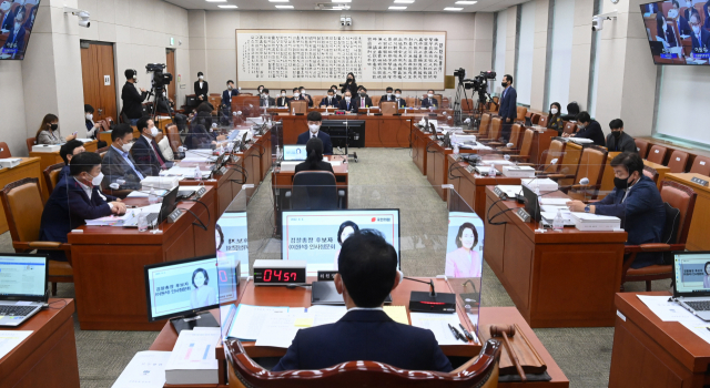 이원석 검찰총장 후보자가 5일 국회 법제사법위원회에서 열린 인사청문회에서 오전 마지막 질의를 듣는 가운데 대부분의 야당석이 비어 있다. 연합뉴스