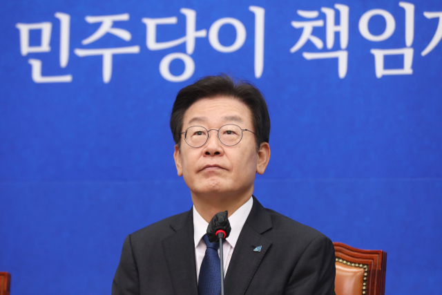 더불어민주당 이재명 대표가 5일 국회에서 열린 최고위원회의에서 생각에 잠겨 있다. 연합뉴스