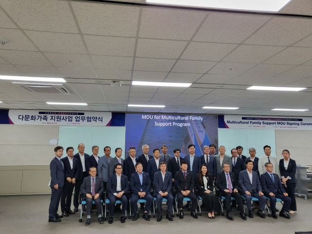 5일 대전 신협 중앙 연수원에서 다문화 가정 지원 금융 서비스 업무협약 체결 후 기념촬영을 했다. 앞줄 우측에서 4번째 주한 캄보디아 대사 찌릉 보톰 랑세이, 좌측 옆 김윤식 신협 중앙회장, 뒷줄 우측에서 2번째 주한 캄보디아 대사관 김동국 참사관