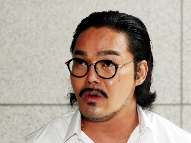 문재인 전 대통령 부부를 모욕한 혐의를 받는 보수 성향 유튜버 안정권씨가 5일 오후 구속 전 피의자 심문(영장실질심사)을 받기 위해 인천시 미추홀구 인천지방법원으로 들어서기 전 취재진의 질문에 답변하고 있다. 연합뉴스