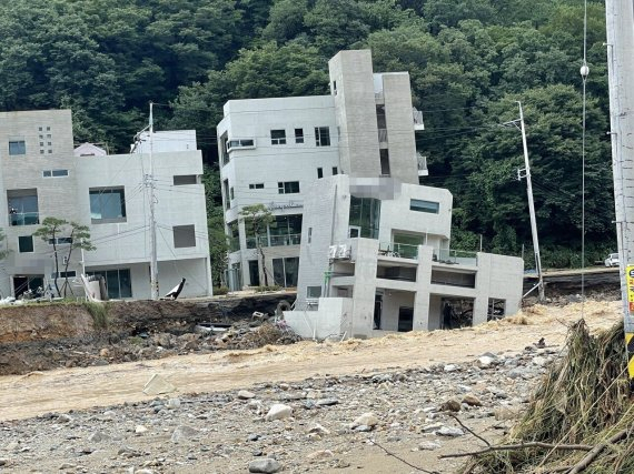 경북 포항시 남구 오천읍 항사리의 한 풀빌라가 폭우로 인해 지반이 약해져 내려앉은 모습. 온라인 커뮤니티
