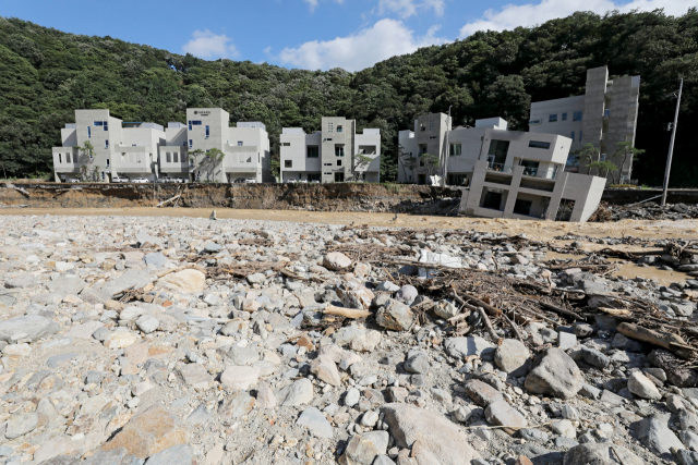 제11호 태풍 힌남노가 포항을 휩쓸고간 6일 오후 경북 포항시 남구 오천읍의 한 펜션이 불어난 강물로 인해 지반 유실로 내려앉아 있다. 김영진 기자 kyjmaeil@imaeil.com