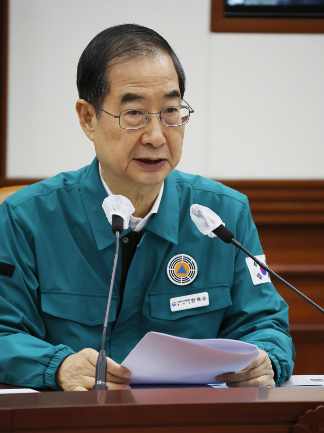 한덕수 국무총리가 7일 정부서울청사에서 열린 코로나19 대응 중앙재난안전대책본부 회의에 참석해 주재하고 있다. 연합뉴스