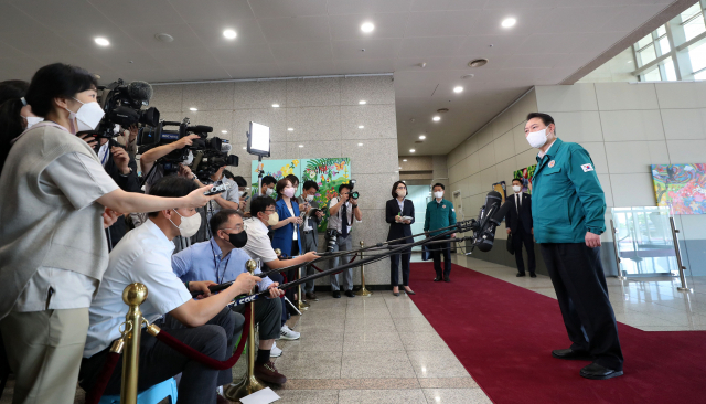 윤석열 대통령이 7일 서울 용산 대통령실 청사로 출근, 취재진의 질문에 답하고 있다. 연합뉴스