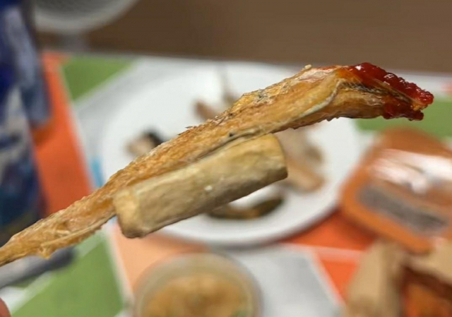 담배꽁초 필터가 붙은 건어물 노가리. 제보자 A씨 제공. 연합뉴스