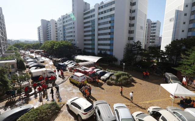 7일 오전 경북 포항시 남구의 한 아파트에서 태풍 